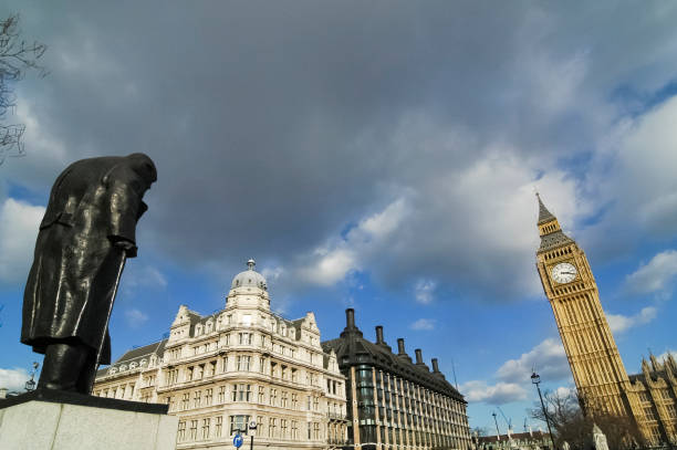 estatua de winston churchill frente a la torre del reloj del big ben en londres reino unido - winston churchill fotografías e imágenes de stock