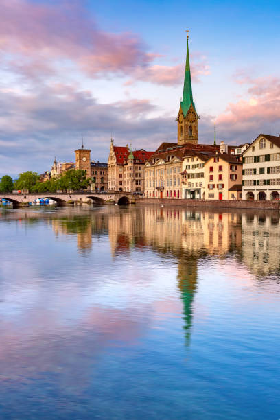 zürich, grösste stadt der schweiz - fraumünsterkirche stock-fotos und bilder