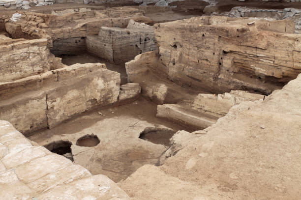 excavations of site of catalhoyuk. it was a huge neolithic and chalcolithic settlement in southern anatolia, turkey. unesco world heritage site - anatolya imagens e fotografias de stock