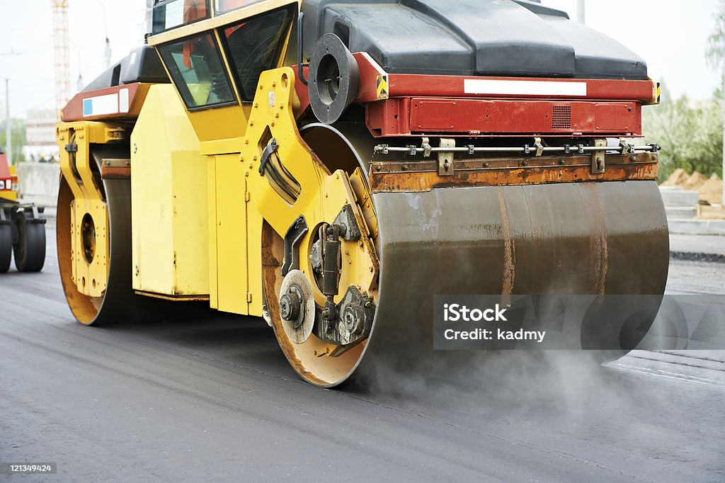 Compacteur rouleau de asphalting travail - Photo de Autoroute libre de droits