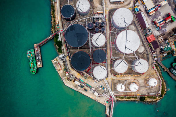 vista aerea di una raffineria di petrolio e stoccaggio del carburante - petroleum export foto e immagini stock