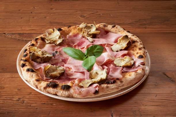 Pizza con prosciutto e basilico fresco_Pizza with ham and fresh basil
