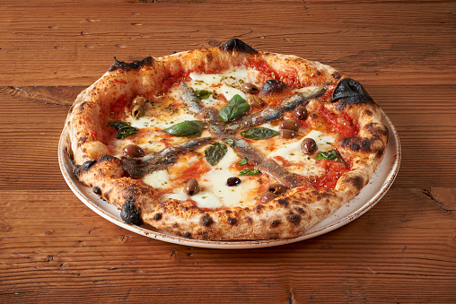 Pizza con acciughe e olive_Italian pizza con anchoas y aceitunas photo