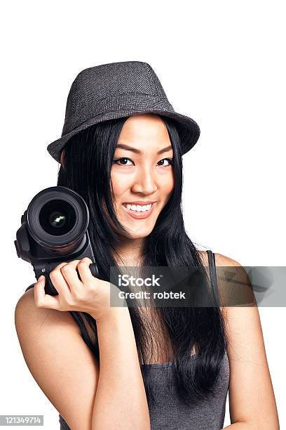 Young Asian Girl Posando Con Una Cámara Foto de stock y más banco de imágenes de Cámara SLR - Cámara SLR, Mujeres jóvenes, 20 a 29 años