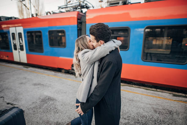 una pareja joven besándose en la estación de tren - face to face teenage couple teenager couple fotografías e imágenes de stock