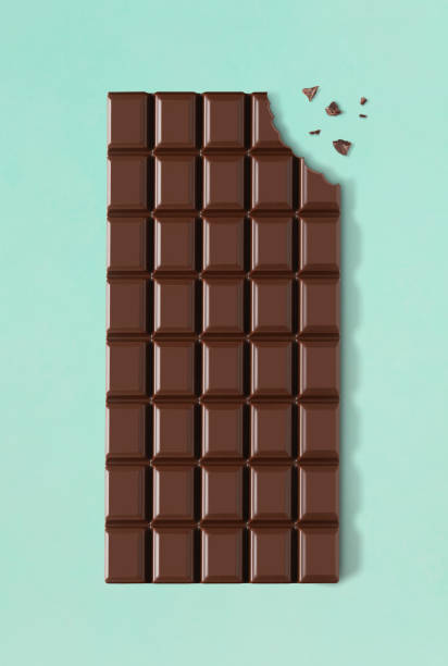 cioccolato fondente con morso mancante - cioccolato fondente foto e immagini stock