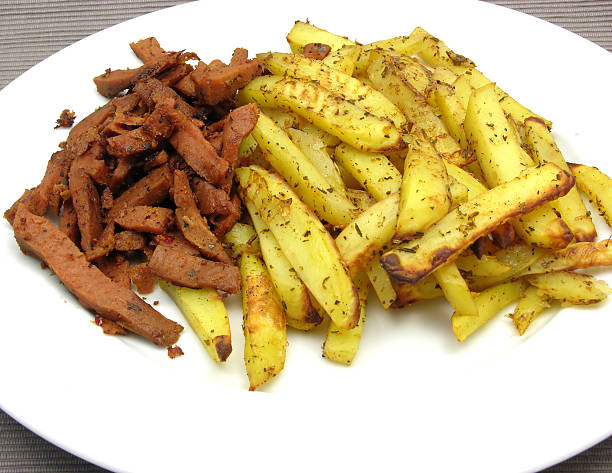 geschnetzeltes de soja e batata frita no prato branco - geschnetzeltes imagens e fotografias de stock