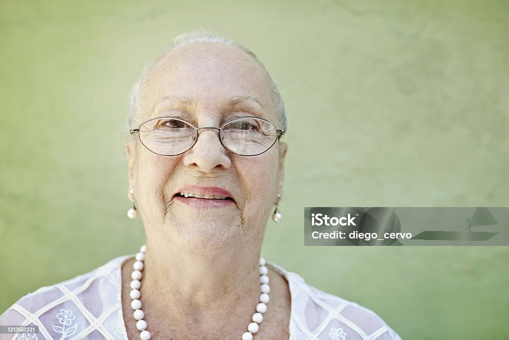 Alter Frau mit weißem Haar Lächeln in die Kamera. - Lizenzfrei 60-69 Jahre Stock-Foto