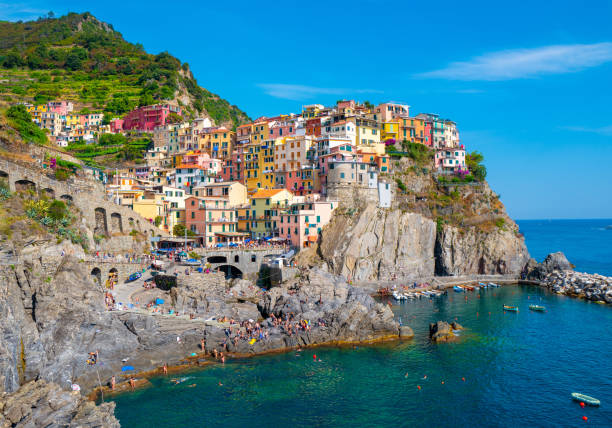 vista sul mare di manarola, italia - manarola foto e immagini stock