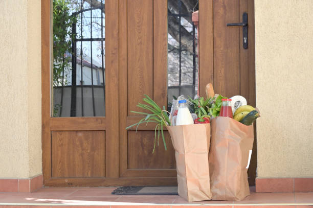 delivering food to a self-isolate people or quarantine at home - vegies vegetable basket residential structure imagens e fotografias de stock