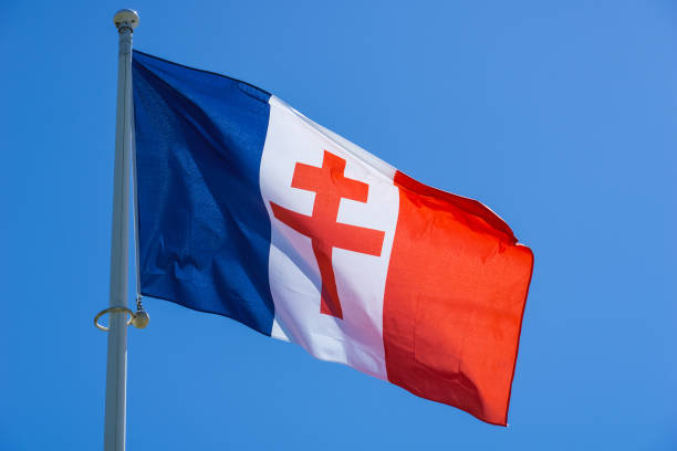 cruz de lorena roja en una bandera francesa ondulante contra el cielo azul. símbolo de la segunda guerra mundial général de gaulle. - charles de gaulle fotografías e imágenes de stock