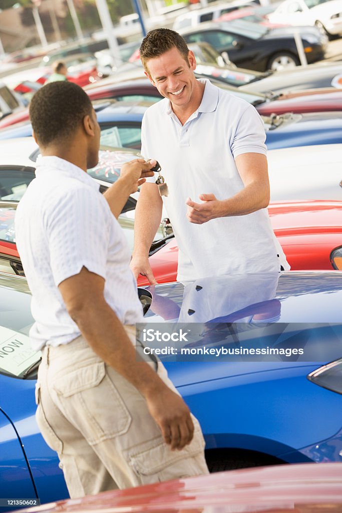 Uomo raccogliendo nuova auto - Foto stock royalty-free di Automobile