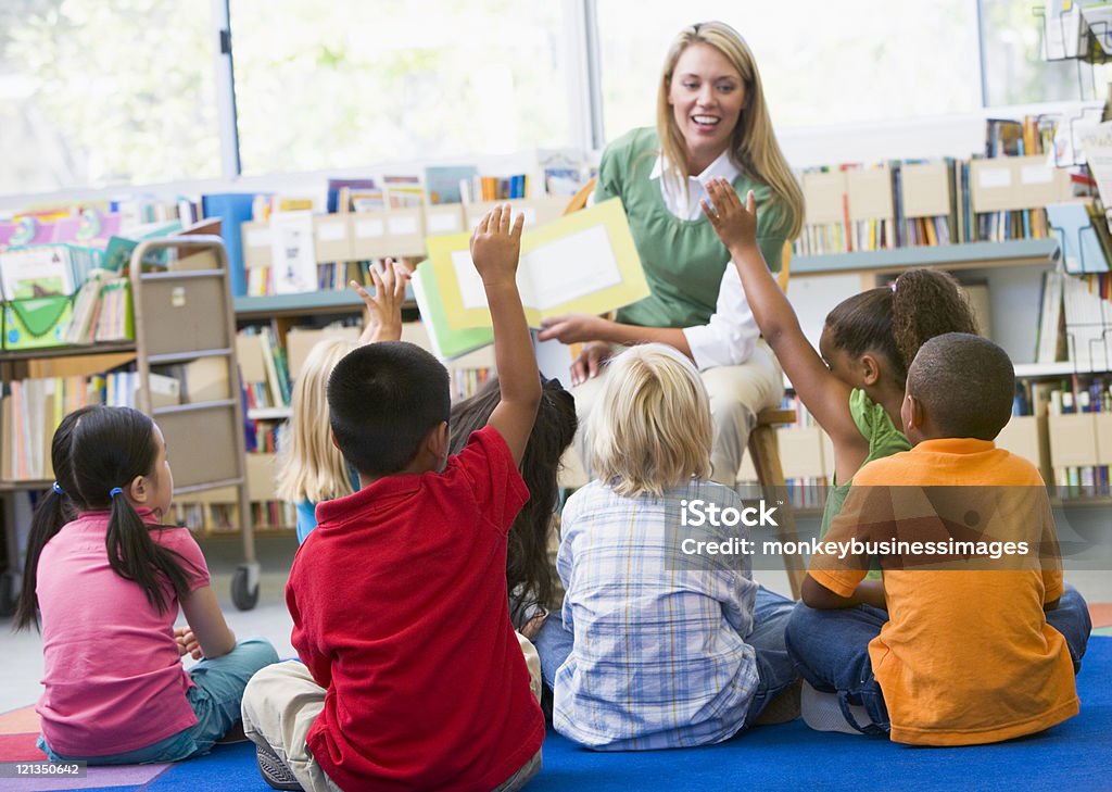 Bereits im Kindergarten Lehrer lesen für Kinder - Lizenzfrei Kind Stock-Foto