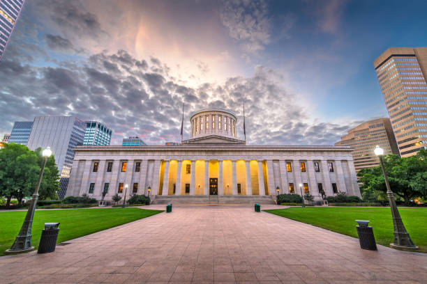 ohio state house en dawn - columbus park fotografías e imágenes de stock