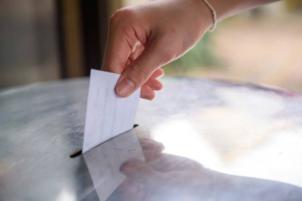 투표함에 투표를 삽입하는 남자 손 - voting ballot human hand envelope photography 뉴스 사진 이미지