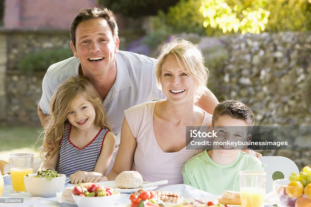 Familie genießen einen Grill - Lizenzfrei 2-3 Jahre Stock-Foto