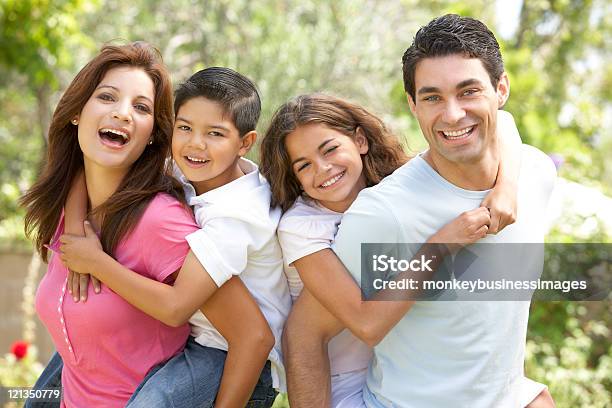 Foto de Família Feliz De Quatro Pessoas Em Um Parque e mais fotos de stock de Família - Família, Latino-americano, Família Jovem