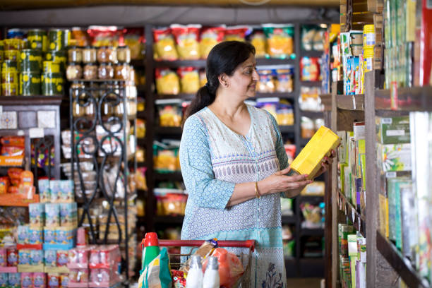 食料品店で買い物をする女性 - convenience store merchandise consumerism customer ストックフォトと画像