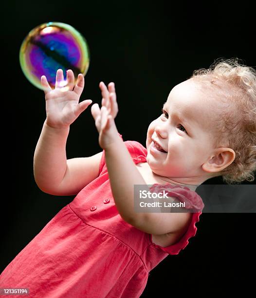 Foto de Soprando Bolhas De Sabão e mais fotos de stock de 2-3 Anos - 2-3 Anos, Alegria, Bebê