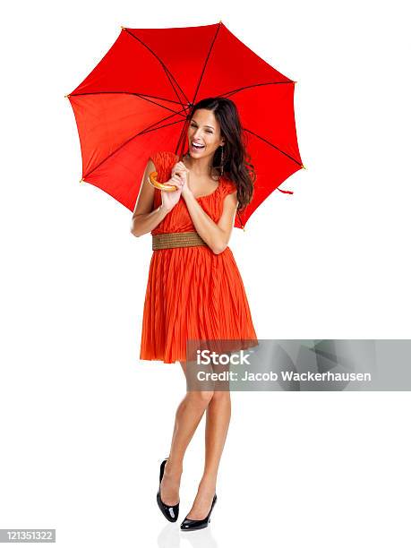 Feliz Mujer Joven Parado Con Un Paraguas De Rojo Foto de stock y más banco de imágenes de Paraguas - Paraguas, Foto de estudio, Mujer bella