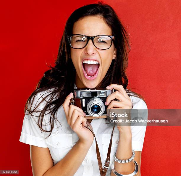 Восторге Молодая Женщина Кричать И Держа Фотоаппарат — стоковые фотографии и другие картинки 20-24 года