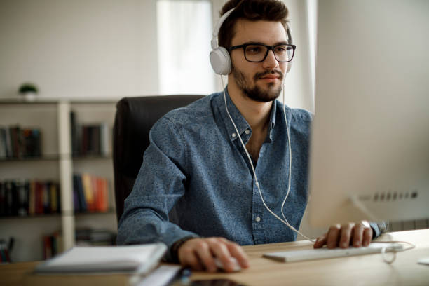 młody człowiek pracujący - office worker audio zdjęcia i obrazy z banku zdjęć