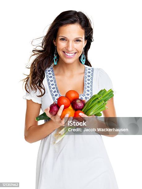 Sono Vegetarianosorridente Giovane Donna Con Verdure - Fotografie stock e altre immagini di Alimentazione sana