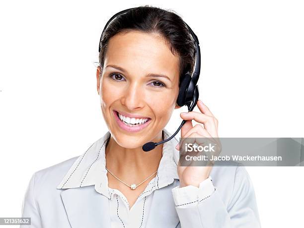 Photo libre de droit de Confiant Souriant Agent De Femme Avec Casque Noir banque d'images et plus d'images libres de droit de Fond blanc - Fond blanc, Opérateur téléphonique, Téléphone - Équipement de télécommunication