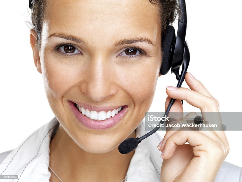 Feliz fêmea jovem, call center funcionário sorrindo com um fone de ouvido - Foto de stock de Adulto royalty-free