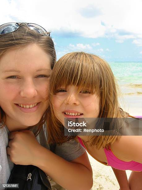 Photo libre de droit de Mignon Famille Mère Et Fille Sur Vacances banque d'images et plus d'images libres de droit de Image saisie sur le vif - Image saisie sur le vif, Vacances, Adulte