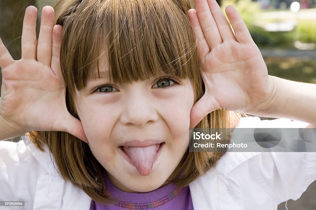 Kleines Mädchen macht ein dummes Gesicht - Lizenzfrei Grimassen schneiden Stock-Foto