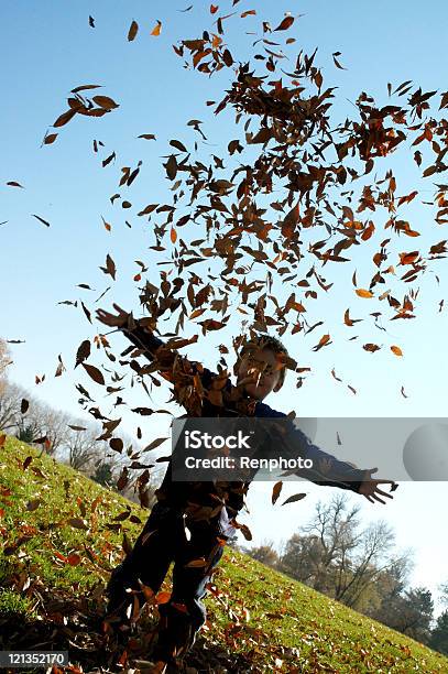 Diversión Tirando Hojas De Otoño Foto de stock y más banco de imágenes de Aire libre - Aire libre, Alegría, Caer