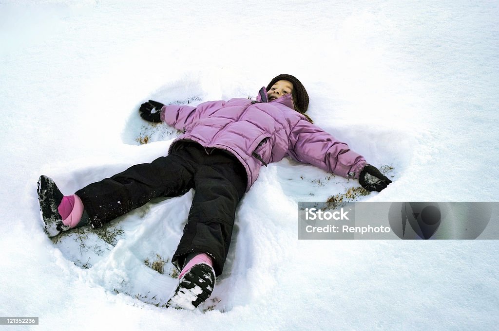 Dziewczynka Anioł na śniegu - Zbiór zdjęć royalty-free (Anioł na śniegu)