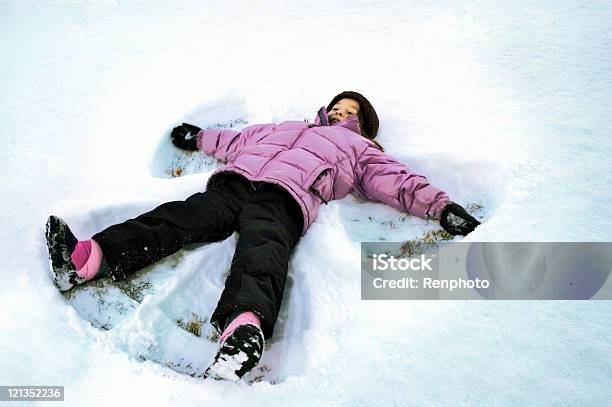 Dziewczynka Anioł Na Śniegu - zdjęcia stockowe i więcej obrazów Anioł na śniegu - Anioł na śniegu, Anioł, Chłodny
