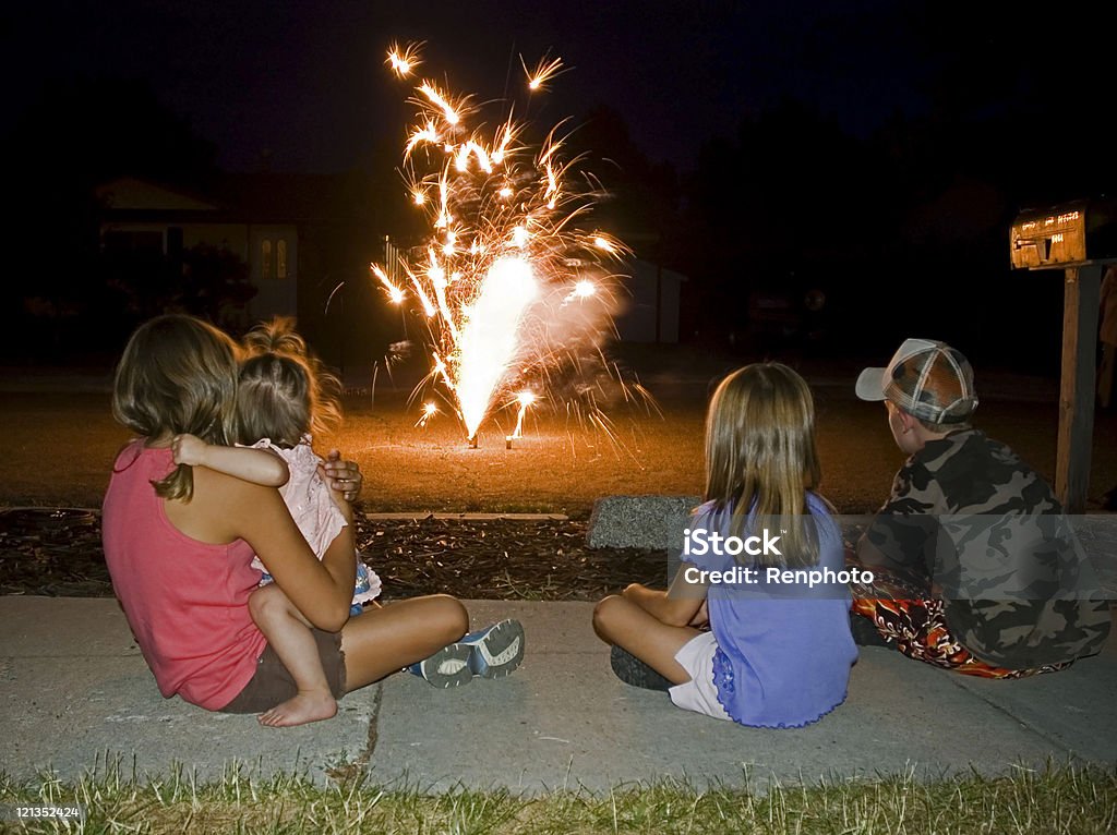 Bambini guardando i fuochi d'artificio a casa - Foto stock royalty-free di Fuochi d'artificio