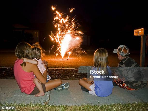 Bambini Guardando I Fuochi Dartificio A Casa - Fotografie stock e altre immagini di Fuochi d'artificio - Fuochi d'artificio, Edificio residenziale, Bambino