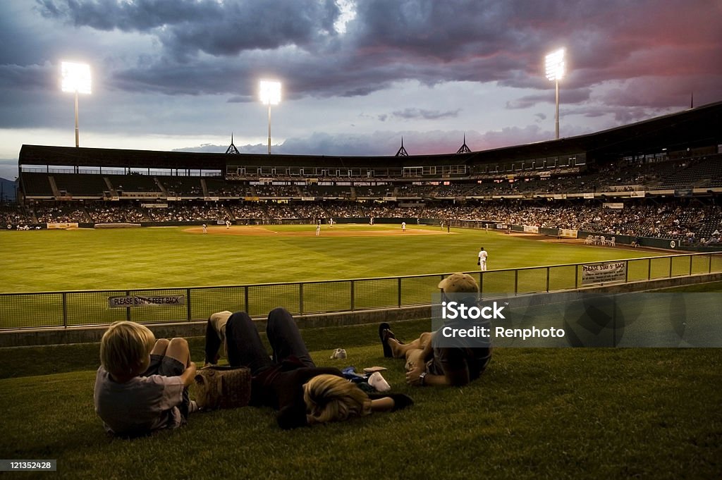 Família a olhar para o jogo - Royalty-free Basebol Foto de stock