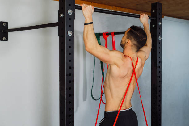 carga de banda de resistencia de goma en el entrenamiento - body building gym human muscle effort fotografías e imágenes de stock