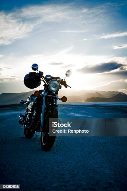 Motocicleta Foto de stock y más banco de imágenes de Motocicleta - Motocicleta, Vía, Paisaje escénico