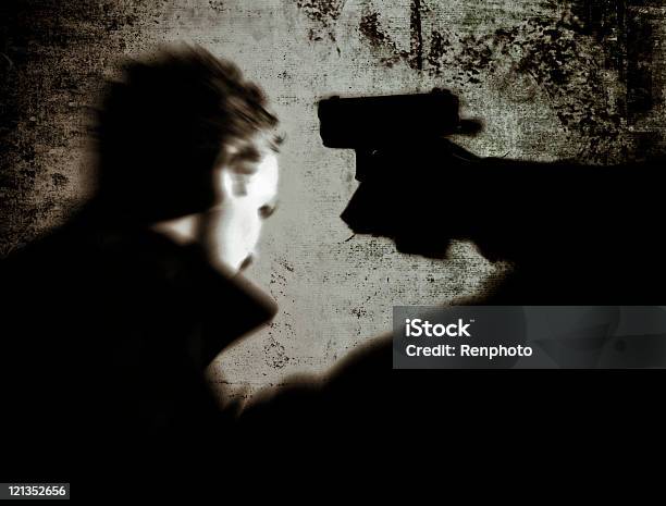 El Robo Persona Pointing Gun At Un Hombre Foto de stock y más banco de imágenes de Adulto - Adulto, Arma, Cabeza humana