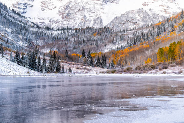 maroon bells montanhas rochosas manhã nascer do sol em reflexo do lago em aspen, colorado e folhagens amarelas outono em árvores vista florestal e neve de inverno - maroon - fotografias e filmes do acervo