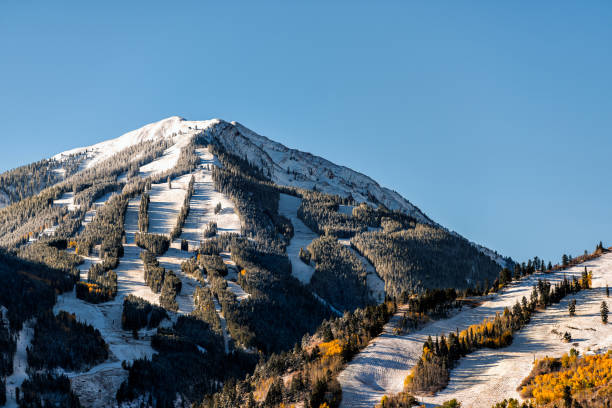 aspen, colorado buttermilk or highlands ski slope hill peak in rocky mountains view on sunny day with snow on yellow foliage autumn trees - aspen highlands imagens e fotografias de stock