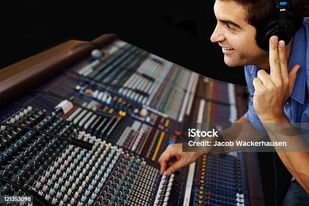 Sound Recording Studiojunger Mann Arbeiten Am Mischpult Stockfoto und mehr Bilder von Audiozubehör