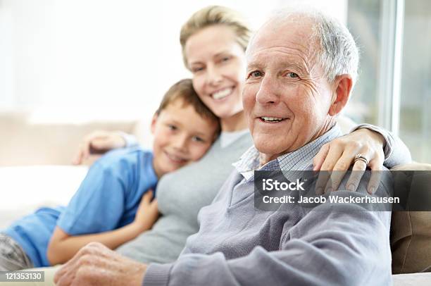 Senior Mann Sitzend Mit Seiner Tochter Und Enkel Stockfoto und mehr Bilder von Alter Erwachsener - Alter Erwachsener, Familie, Vater
