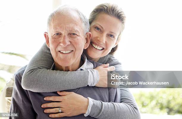 아름다운 젊은 여성 안기 자신의 파더 아버지에 대한 스톡 사진 및 기타 이미지 - 아버지, 노인, 딸