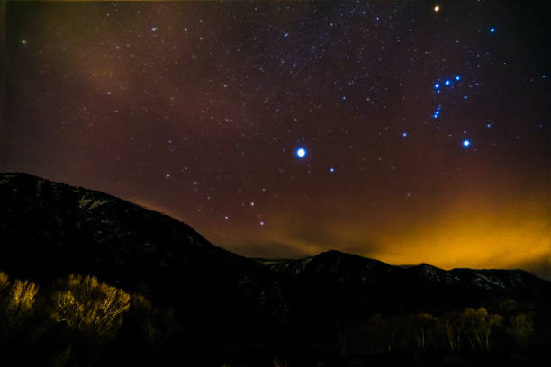 yıldızlı gece gökyüzü orion - orion bulutsusu stok fotoğraflar ve resimler