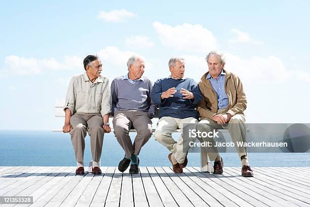 Gruppe Von Reife Männliche Freunde Zusammen Auf Einer Bank Sitzend Stockfoto und mehr Bilder von Sitzbank