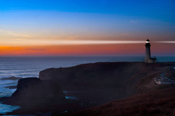 phare au crépuscule - dark light beam beacon projection photos et images de collection