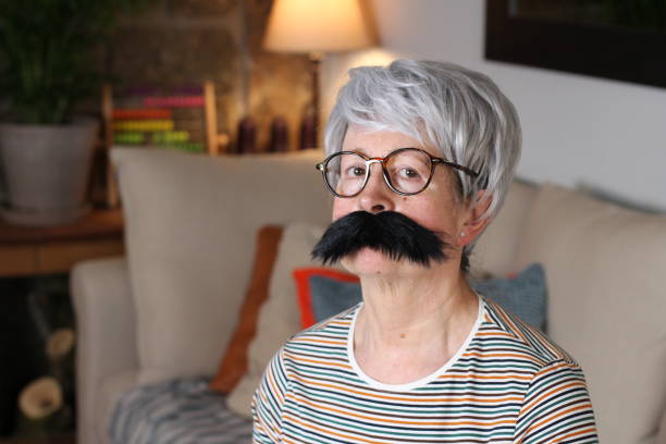 femme aîné avec une moustache - accessoire de déguisement photos et images de collection