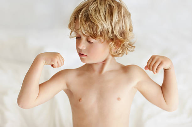 無邪気な少年柔軟性上腕二 - flexing muscles child little boys bicep ストックフォトと画像